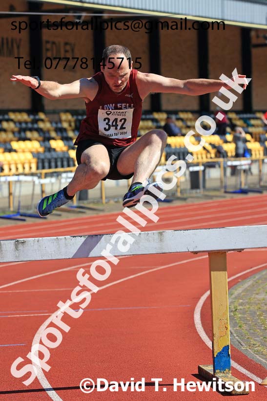 Mens 3000 metres steeplechase, 2024 NE Masters Track and Field Champs., Monkton Stadium, Jarrow.  Photo: David T. Hewitson/Sports for All Pics